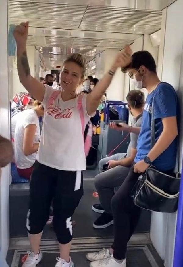 Foto - Camiye ayakkabıyla girmişti! O kızdan bir skandal daha