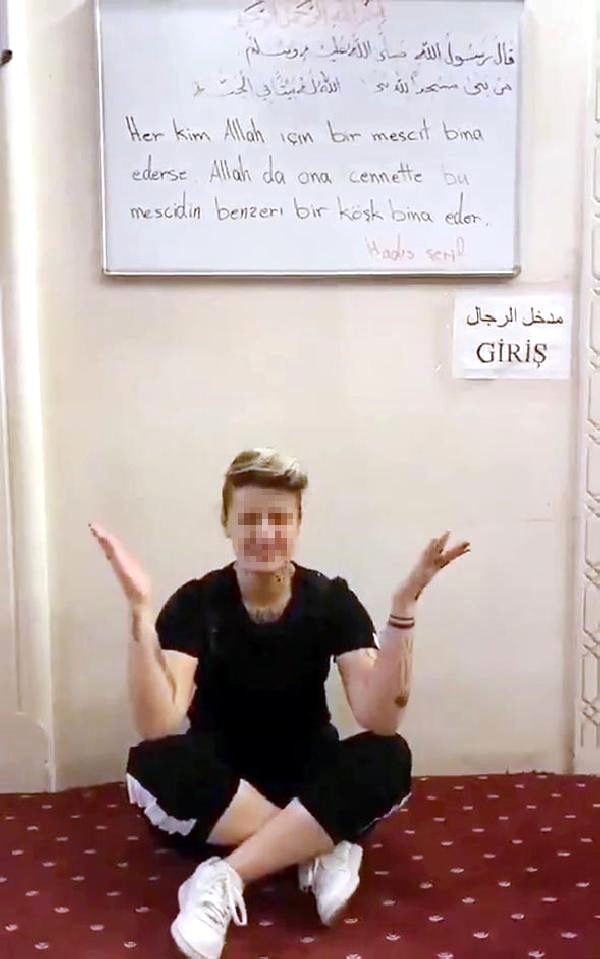 Camiye ayakkabıyla girmişti! O kızdan bir skandal daha