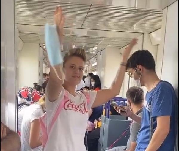 Foto - Camiye ayakkabıyla girmişti! O kızdan bir skandal daha
