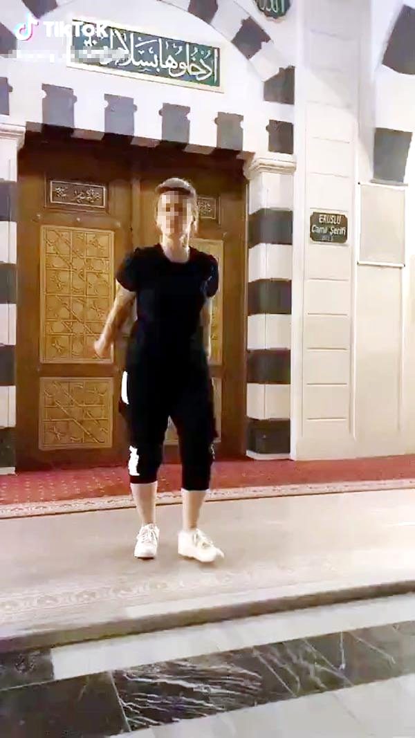 Foto - Camiye ayakkabıyla girmişti! O kızdan bir skandal daha