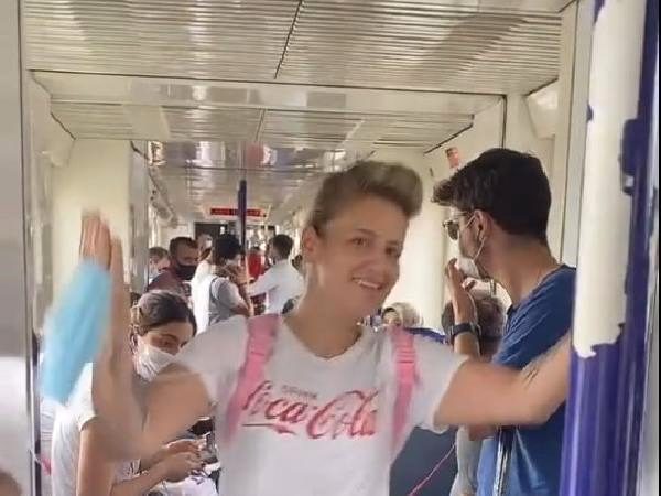 Foto - Camiye ayakkabıyla girmişti! O kızdan bir skandal daha