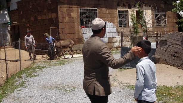 Foto - Camiye gelemeyenler için bakın ne yapıyor! Kendisi küçük anlamı büyük hizmet