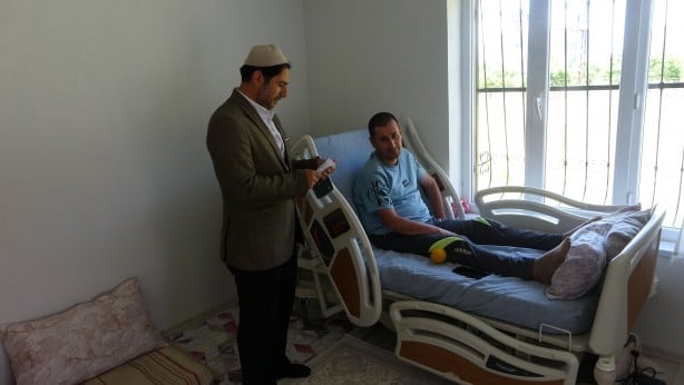 Camiye gelemeyenler için bakın ne yapıyor! Kendisi küçük anlamı büyük hizmet