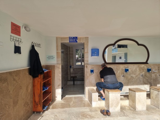 Foto - Camiye gidenler gördükleri karşısında şaşkına döndü! Ezber bozan uygulama