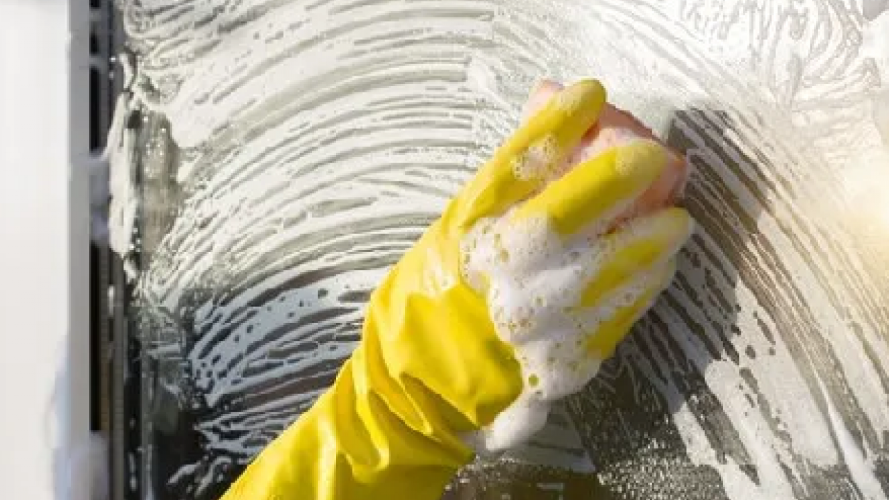 Foto - Camlardaki lekelere kesin çözüm! 3 malzeme ile ayna gibi olacaklar: Bu yöntem işi bitirir...