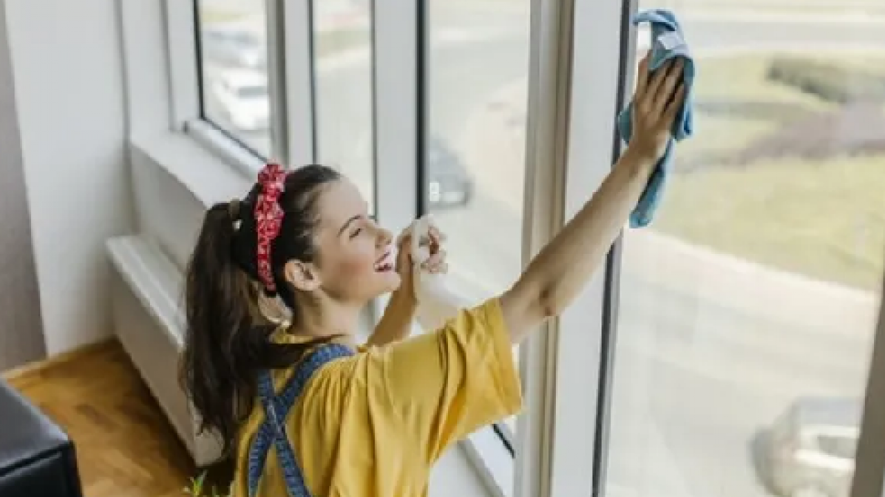 Camlardaki lekelere kesin çözüm! 3 malzeme ile ayna gibi olacaklar: Bu yöntem işi bitirir...