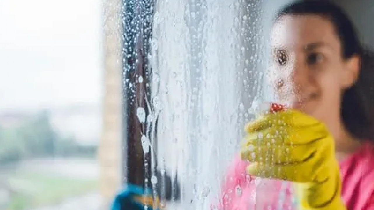 Foto - Camlardaki lekelere kesin çözüm! 3 malzeme ile ayna gibi olacaklar: Bu yöntem işi bitirir...