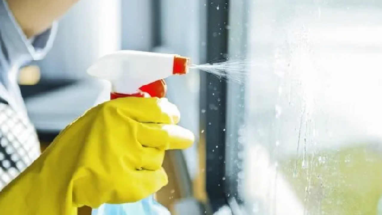 Foto - Camlardaki lekelere kesin çözüm! 3 malzeme ile ayna gibi olacaklar: Bu yöntem işi bitirir...