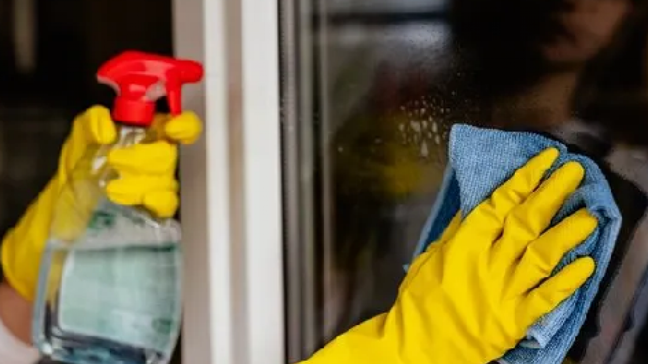 Foto - Camlardaki lekelere kesin çözüm! 3 malzeme ile ayna gibi olacaklar: Bu yöntem işi bitirir...