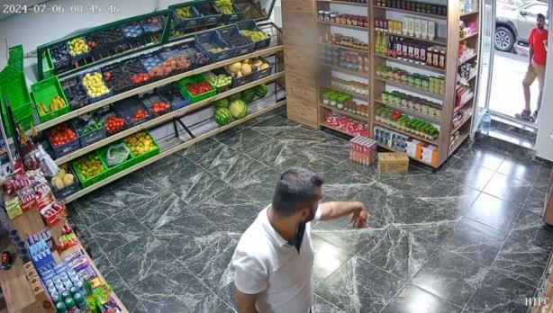 Foto - Çamur olan ayakkabısını çıkararak markete giren inşaat işçisi