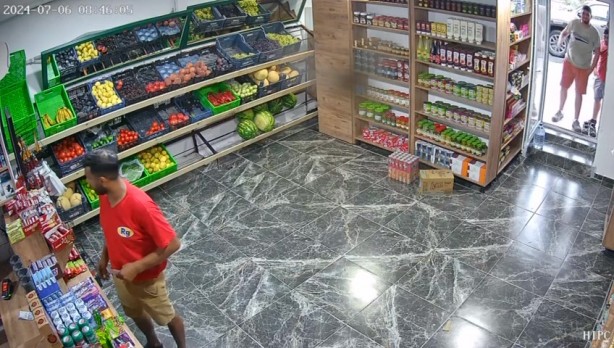 Foto - Çamur olan ayakkabısını çıkararak markete giren inşaat işçisi