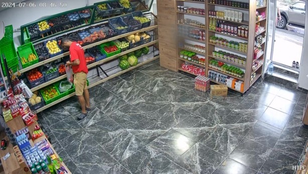 Foto - Çamur olan ayakkabısını çıkararak markete giren inşaat işçisi