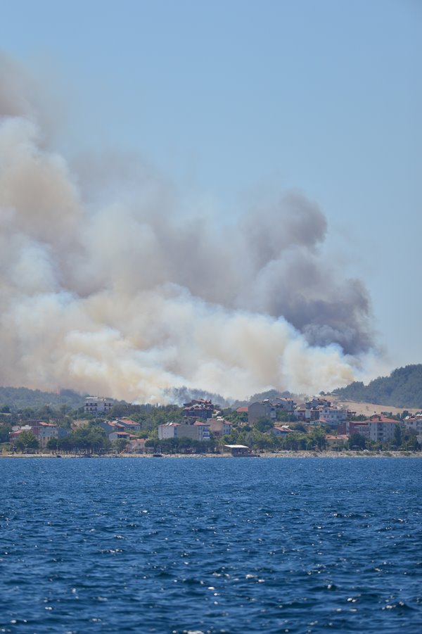 Foto - Çanakkale Boğazı trafiğe kapatıldı! Korkunç yangın