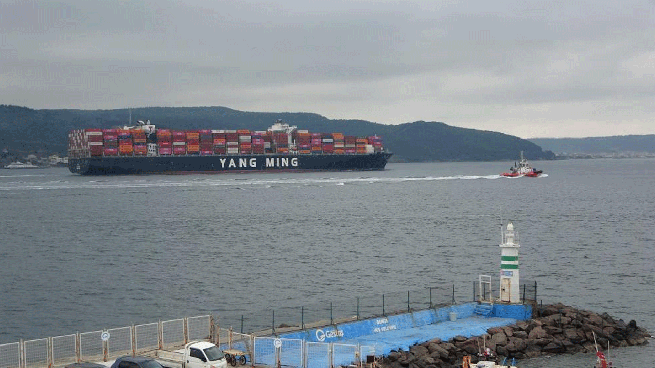 Çanakkale Boğazı’nda iki dev