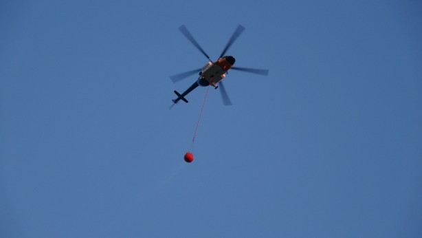 Çanakkale'de 14 saattir kontrol altına alınamayan orman yangınına havadan müdahale başladı