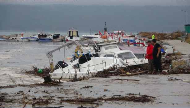 Foto - Çanakkale'de çay taştı, tekneler battı