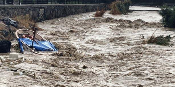 Çanakkale'de deniz suyunun rengi değişti
