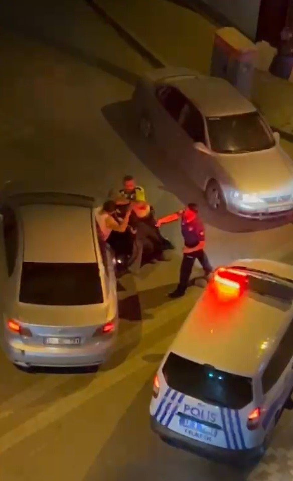 Foto - Çanakkale'de 'dur' ihtarına uymayarak kaçan otomobildeki 2 kişiye orantısız güç kullanan polis tutuklandı