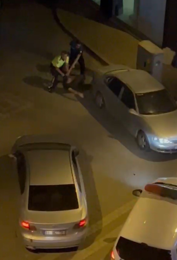 Çanakkale'de 'dur' ihtarına uymayarak kaçan otomobildeki 2 kişiye orantısız güç kullanan polis tutuklandı