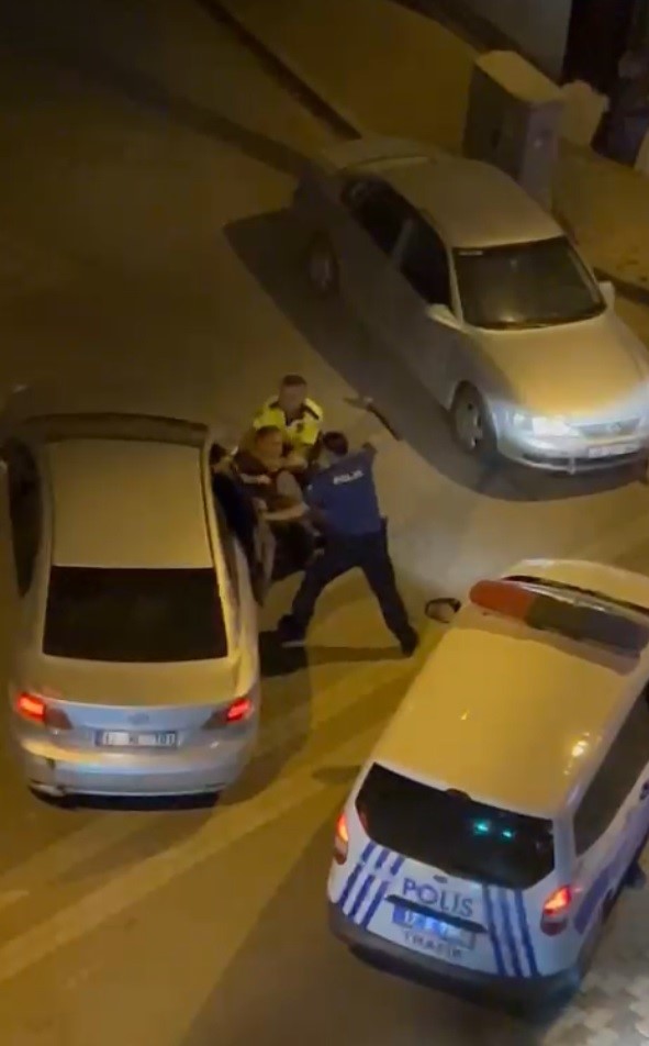 Foto - Çanakkale'de 'dur' ihtarına uymayarak kaçan otomobildeki 2 kişiye orantısız güç kullanan polis tutuklandı