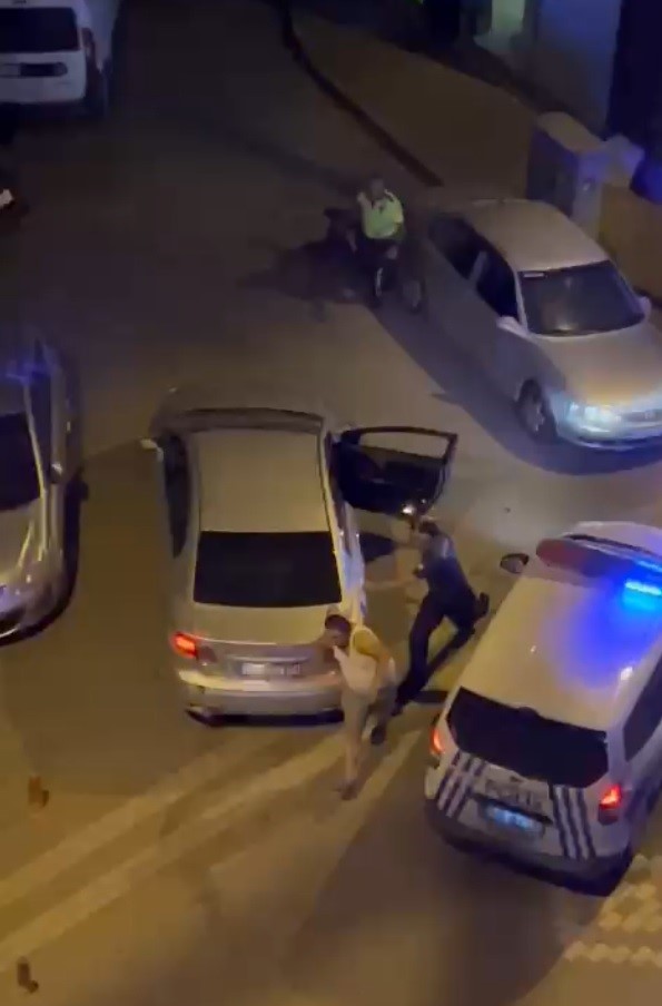 Foto - Çanakkale'de 'dur' ihtarına uymayarak kaçan otomobildeki 2 kişiye orantısız güç kullanan polis tutuklandı