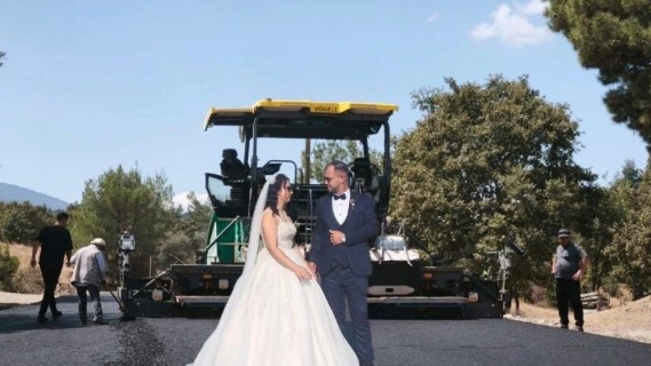 Foto - Çanakkale’de renkli görüntüler! Asfalt makineli evlilik hatırası