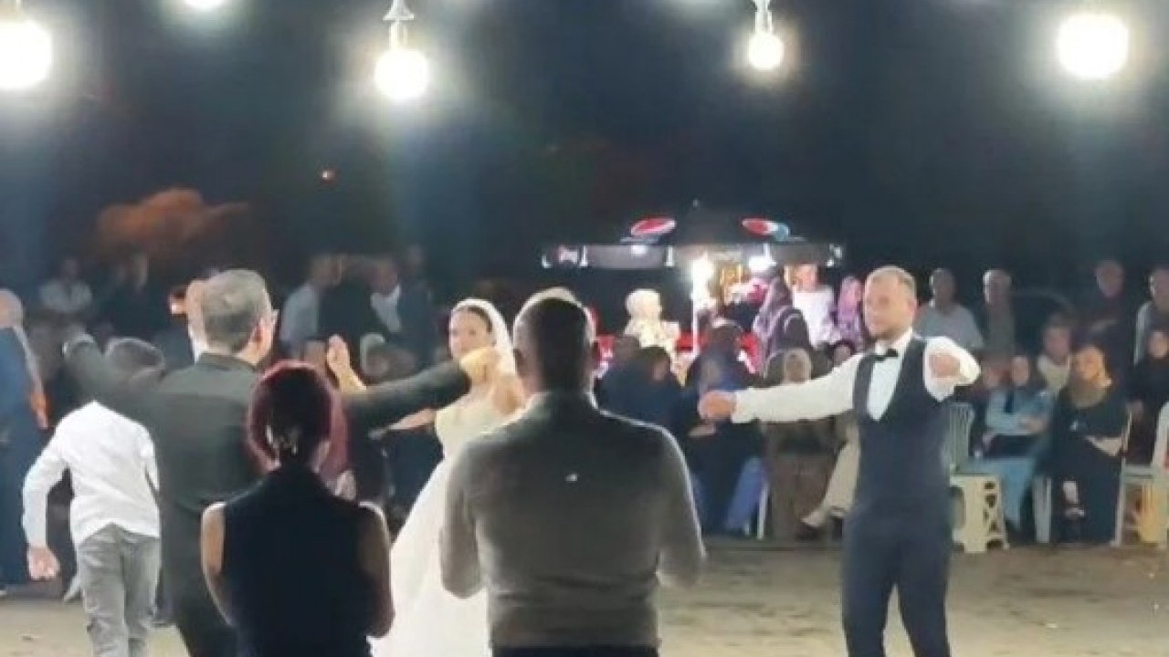 Foto - Çanakkale’de renkli görüntüler! Asfalt makineli evlilik hatırası