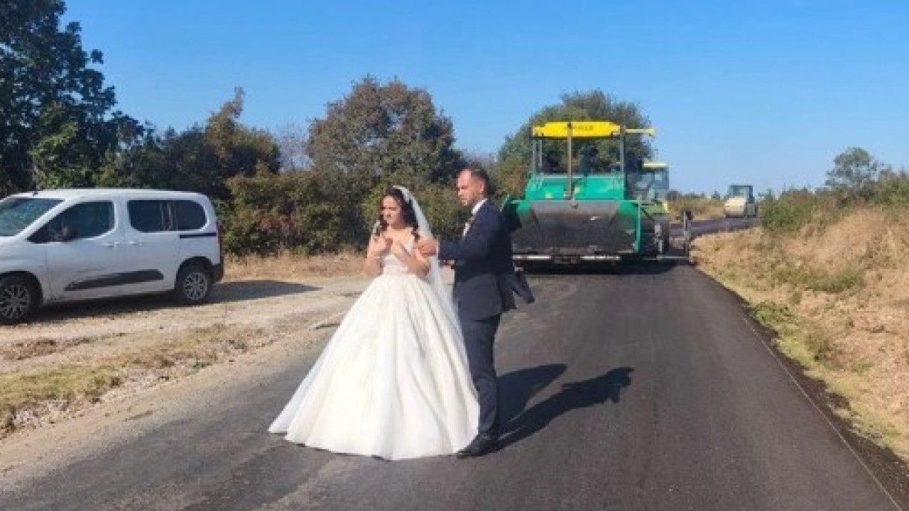 Foto - Çanakkale’de renkli görüntüler! Asfalt makineli evlilik hatırası