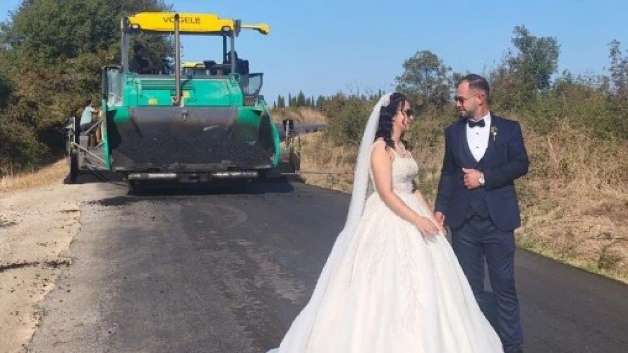 Foto - Çanakkale’de renkli görüntüler! Asfalt makineli evlilik hatırası