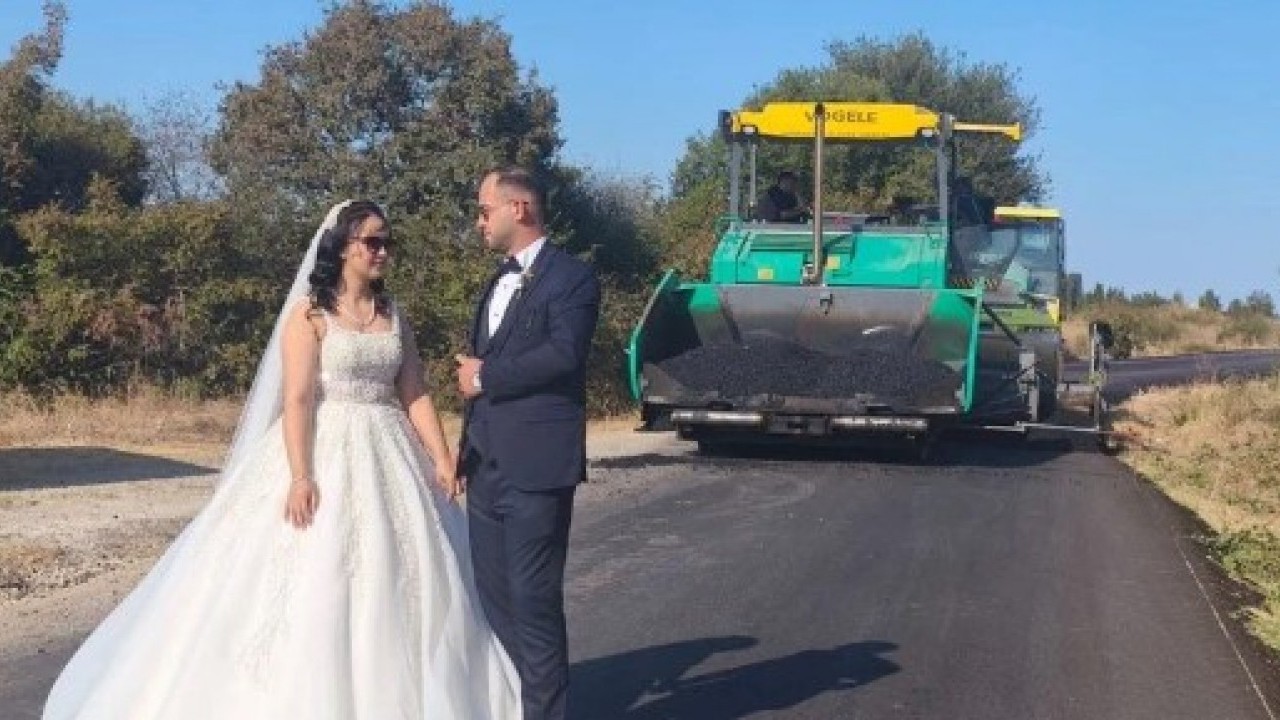 Çanakkale’de renkli görüntüler! Asfalt makineli evlilik hatırası