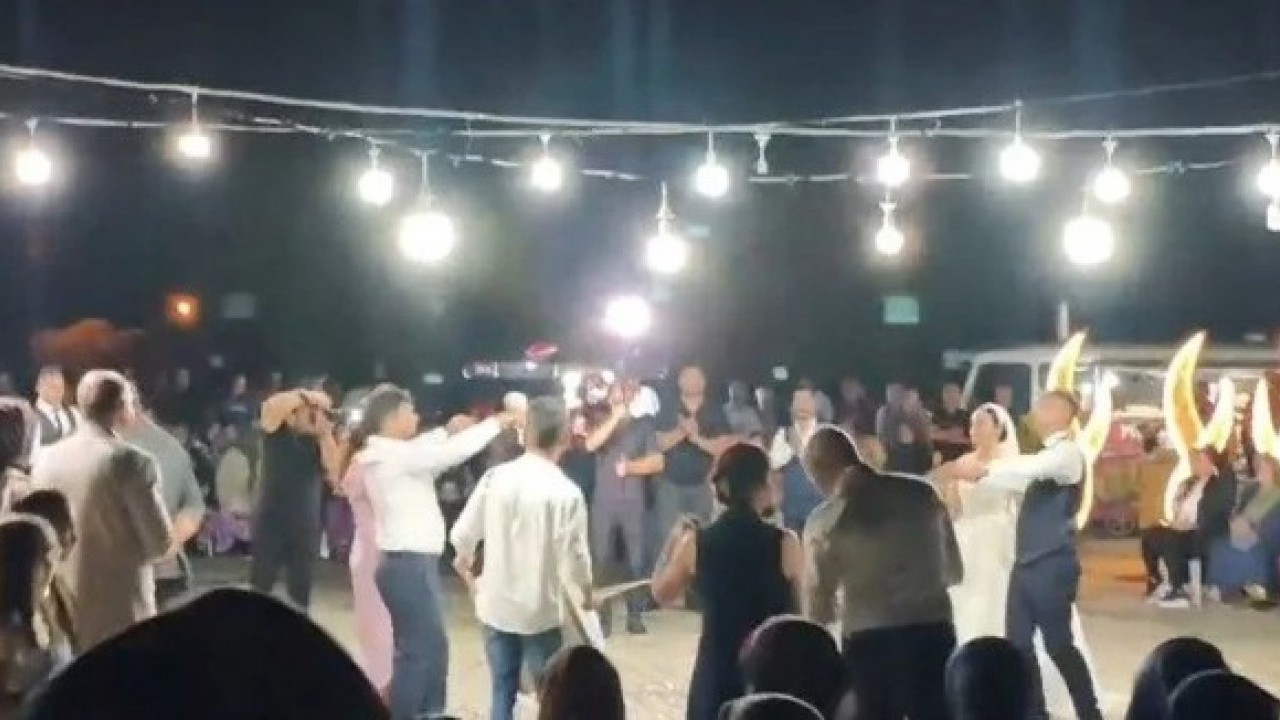 Foto - Çanakkale’de renkli görüntüler! Asfalt makineli evlilik hatırası