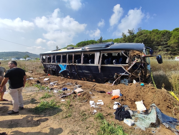Foto - Çanakkale'de tur otobüsü devrildi: 54 yaralı