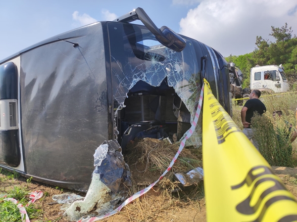 Foto - Çanakkale'de tur otobüsü devrildi: 54 yaralı