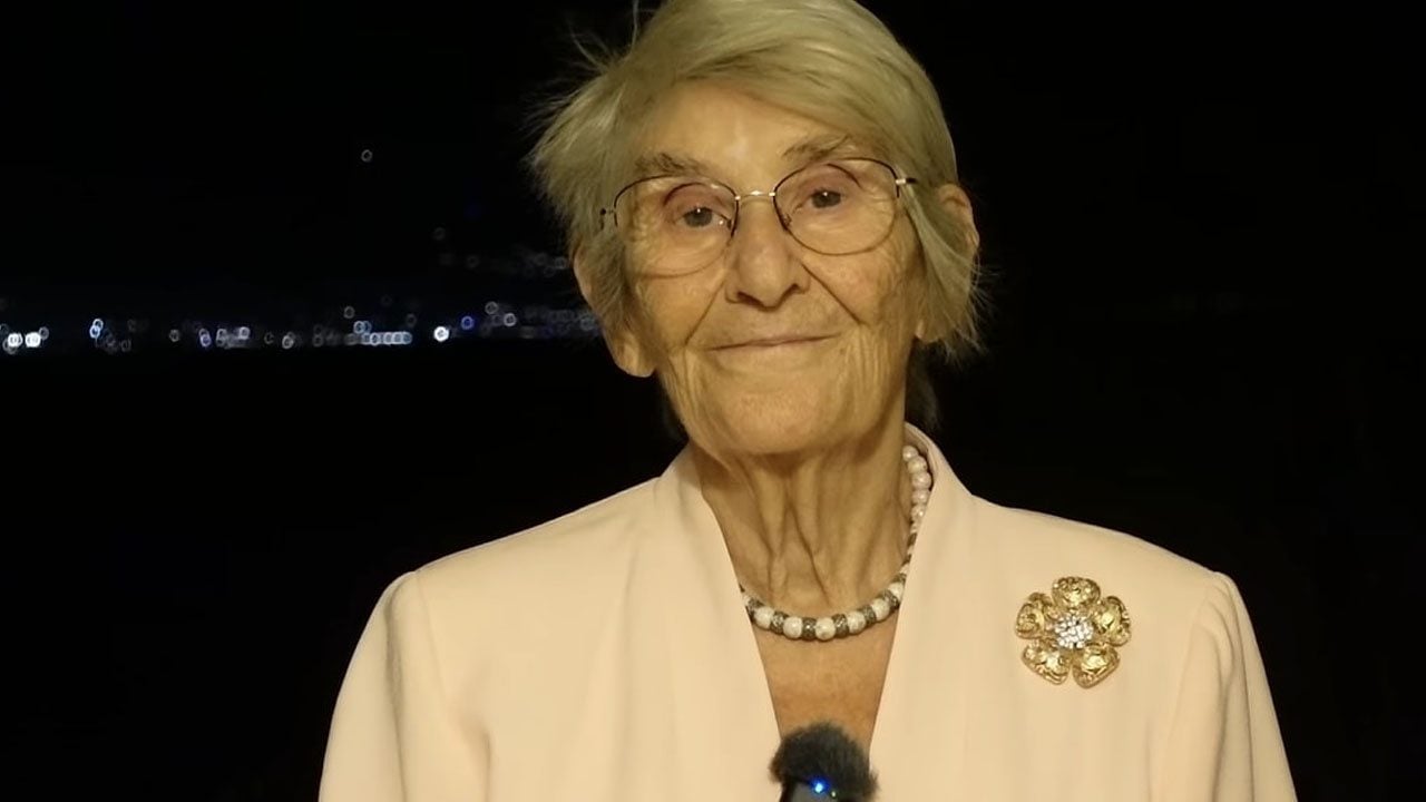 Canan Karatay işaret ederek uyardı: Suyu egzamanın kökünü kazıyor... Yüzde sivilce sona erecek! Bilmekte fayda var