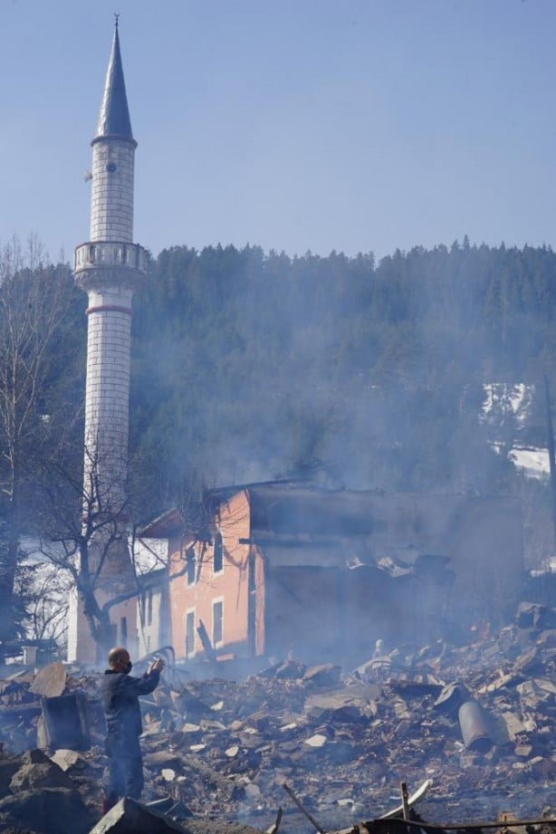 Foto - Canı pahasına Kur'an-ı Kerimleri kurtardı