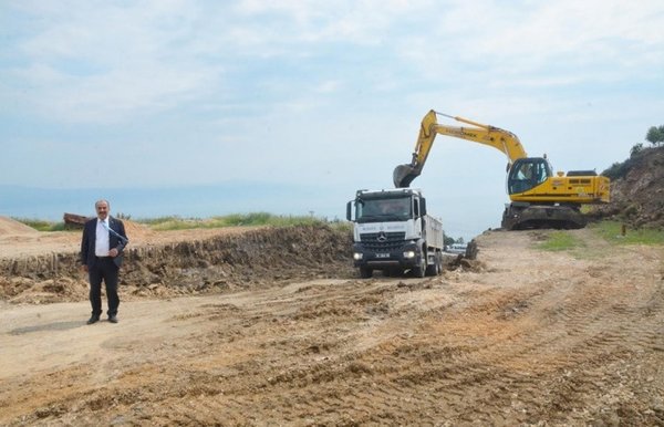 Foto - Canı sıkıldıkça temel atan CHP'li başkan! Alay konusu oldu