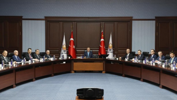 Beklenmedik gelişme! Canlı yayında 'Teyit ettirdim' dedi ve açıkladı: AK Parti'de o ekip değişiyor