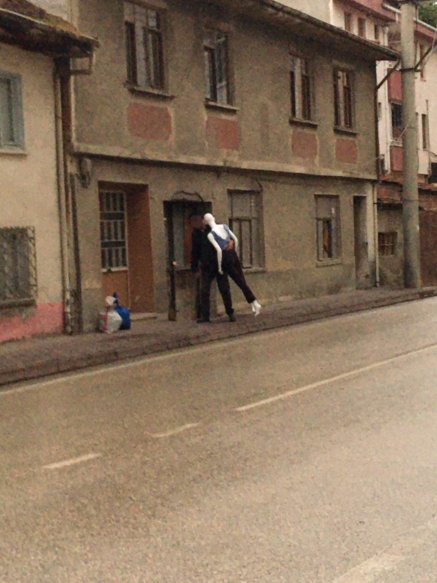 Foto - Cansız mankeni dakikalarca okşadı, ardından yaptığı şey ise herkesi şoke etti! O anlar saniye saniye kaydedildi