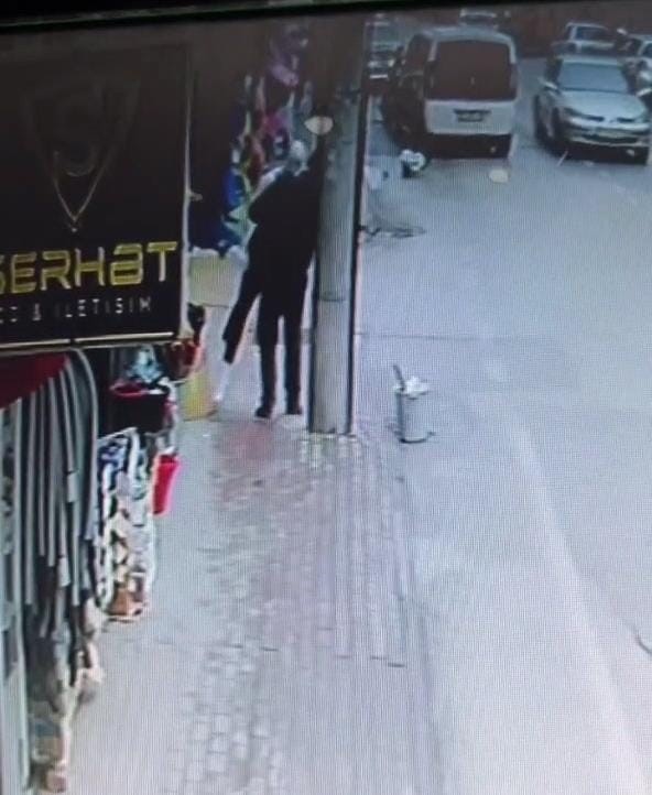 Foto - Cansız mankeni dakikalarca okşadı, ardından yaptığı şey ise herkesi şoke etti! O anlar saniye saniye kaydedildi