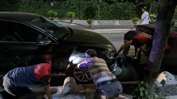 Foto - Çareyi not bırakmakta buldular! Ekipleri peşine takan kedi