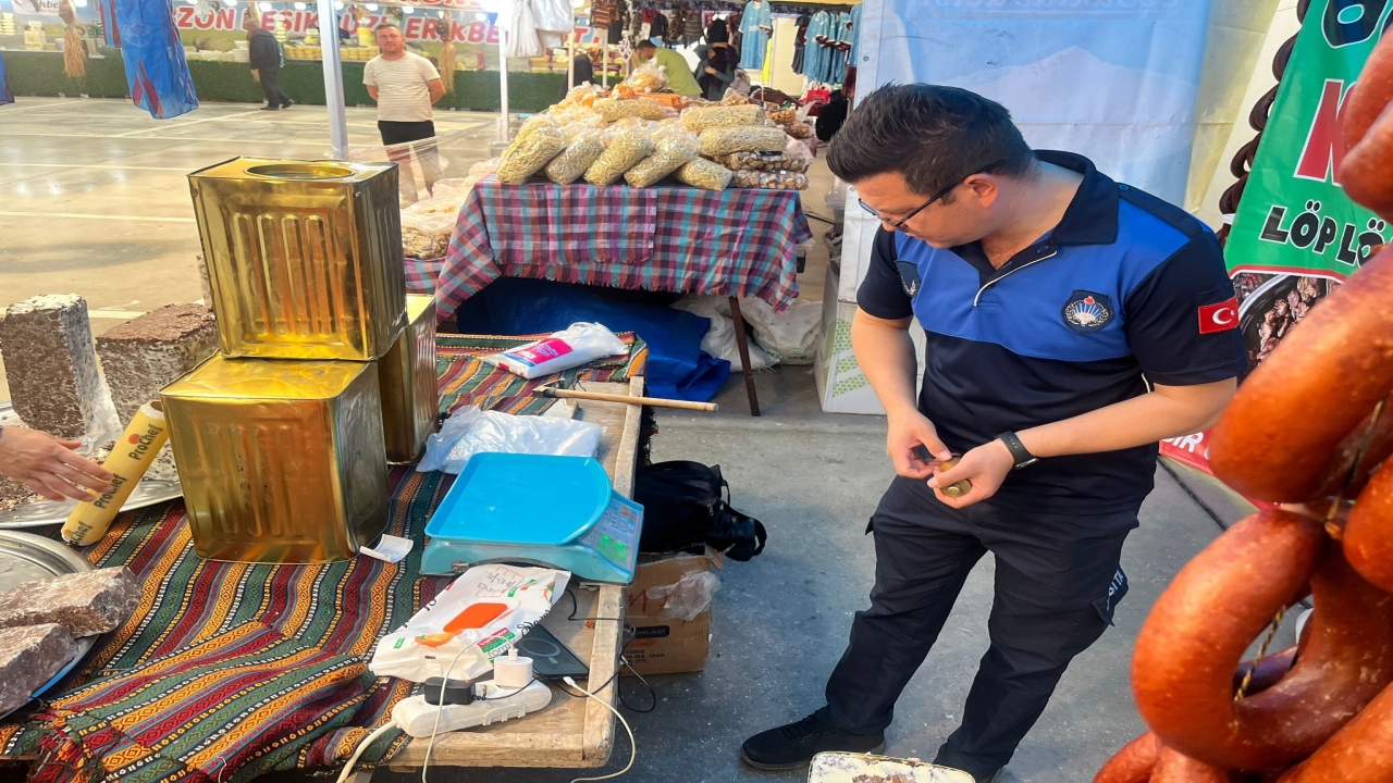 Foto - Çarşı-pazarda akılalmaz sahtekârlık! Sizin var ya, yatacak yeriniz yok