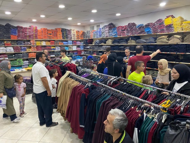 Foto - Çarşı pazarda okul kıyafeti alışverişi telaşı