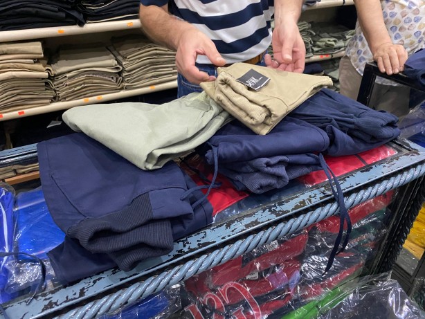 Foto - Çarşı pazarda okul kıyafeti alışverişi telaşı