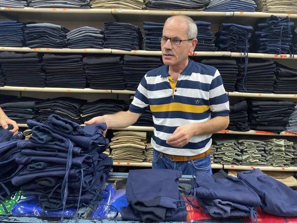 Foto - Çarşı pazarda okul kıyafeti alışverişi telaşı