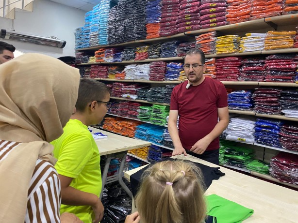 Foto - Çarşı pazarda okul kıyafeti alışverişi telaşı