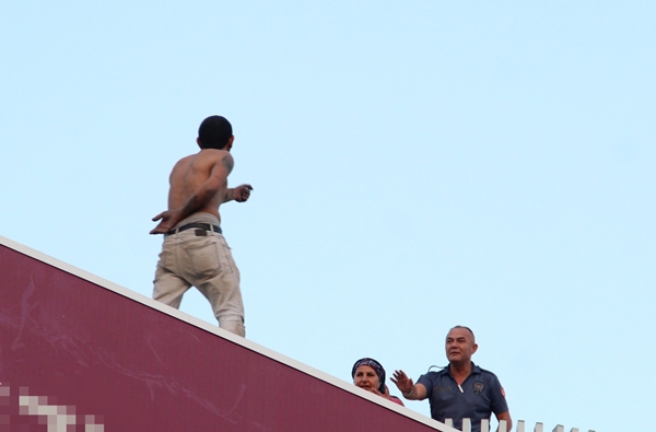 Foto - Çatıdan atlamak isteyen şahsı bakın neyle ikna etmeye çalıştılar