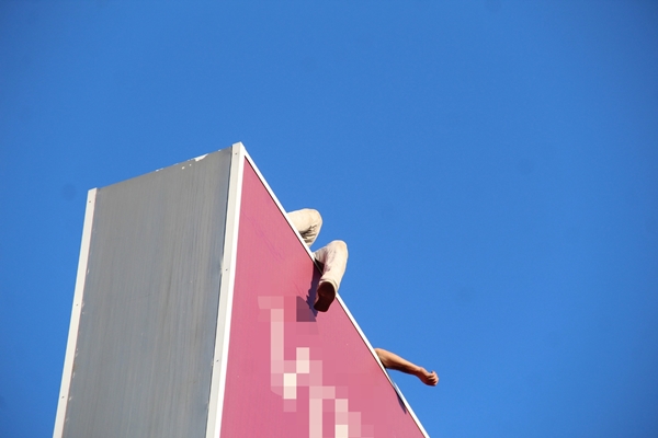 Foto - Çatıdan atlamak isteyen şahsı bakın neyle ikna etmeye çalıştılar