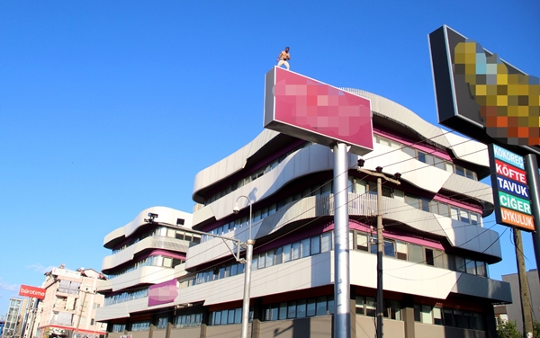 Foto - Çatıdan atlamak isteyen şahsı bakın neyle ikna etmeye çalıştılar