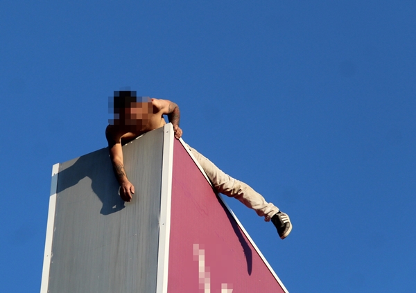 Foto - Çatıdan atlamak isteyen şahsı bakın neyle ikna etmeye çalıştılar