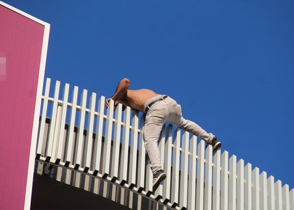 Foto - Çatıdan atlamak isteyen şahsı bakın neyle ikna etmeye çalıştılar